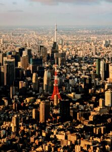 東京タワーと東京スカイツリーが一直線に並ぶ瞬間を飛行機から捉えた。